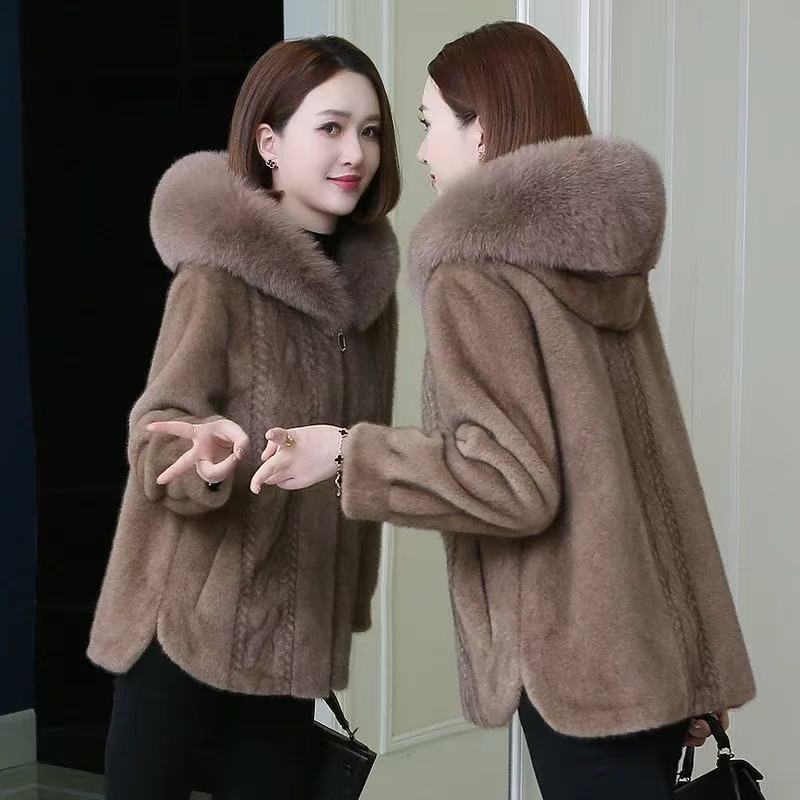 Palton de vizon pentru femei, croială scurtă pentru siluete mici, glugă cu blană de vulpe, îmbinare piele și blană, stil vedetă