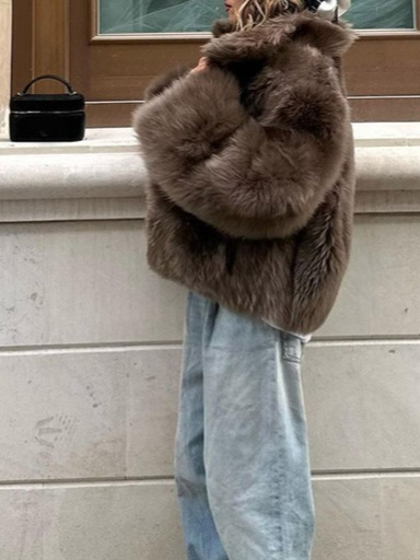 Kaput od umjetnog krzna s krznom ovratnikom, dugi rukavi, gradski stil