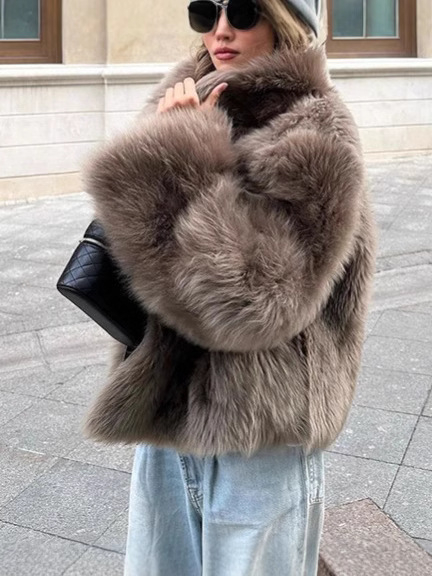 Kaput od umjetnog krzna s krznom ovratnikom, dugi rukavi, gradski stil