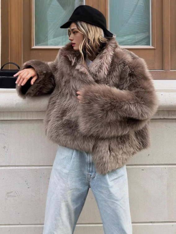 Kaput od umjetnog krzna s krznom ovratnikom, dugi rukavi, gradski stil