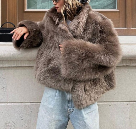 Kaput od umjetnog krzna s krznom ovratnikom, dugi rukavi, gradski stil