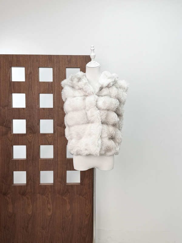 Női műnyúl szőrme mellény kapucnival, ujjtalan, öko-barát szőrme, téli 2024