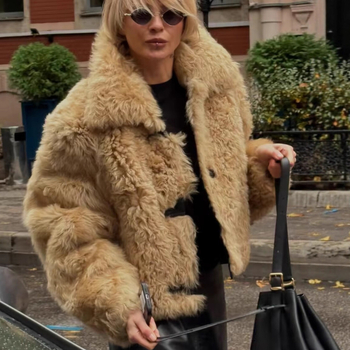 Palton damă din poliester cu finisaj blană artificială, croială lejeră, guler rotund, lungime medie 50–65 cm