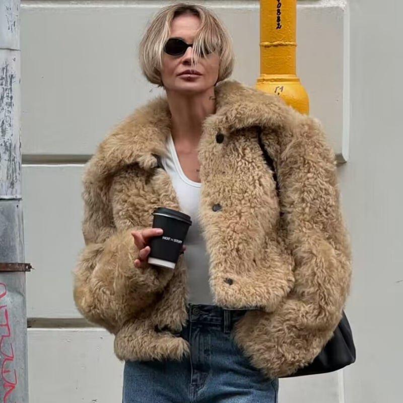 Palton damă din poliester cu finisaj blană artificială, croială lejeră, guler rotund, lungime medie 50–65 cm