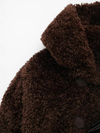 Kaput s efektom krzna, Maillard čvor kopča, polarni fleece tkanina, širok kroj, kapuljača