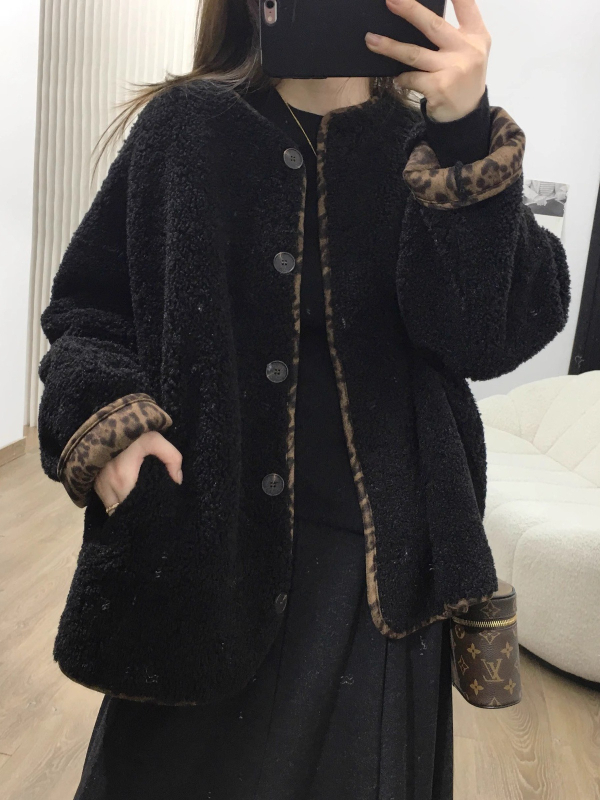 Jakna s leopard uzorkom, široki kroj, debeli materijal, dugi rukavi, okrugli ovratnik