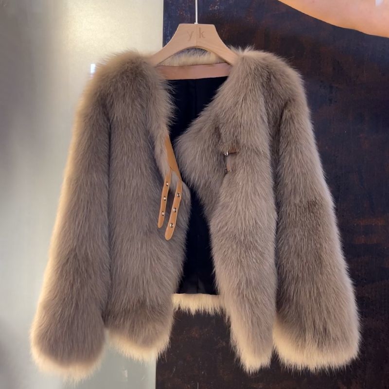 Ženski kratki kaput od umjetne lisice, polo ovratnik, dugi rukavi, podstava od poliestera, sadržaj umjetne krznovine <30%, Chanel inspiriran stil, mali parfem, proljeće 2025 izdanje