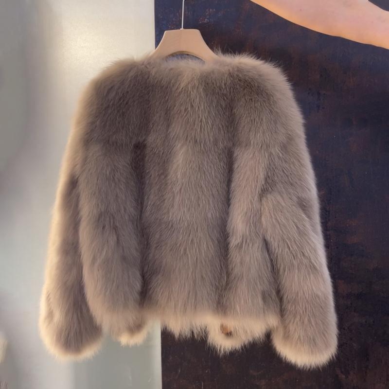 Ženski kratki kaput od umjetne lisice, polo ovratnik, dugi rukavi, podstava od poliestera, sadržaj umjetne krznovine <30%, Chanel inspiriran stil, mali parfem, proljeće 2025 izdanje