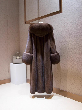 Παλτό γούνας με κουκούλα – συνθετική γούνα, μακρύ μήκος, μανίκια καμπάνα, Χειμώνας 2025, μάρκα Xue feina