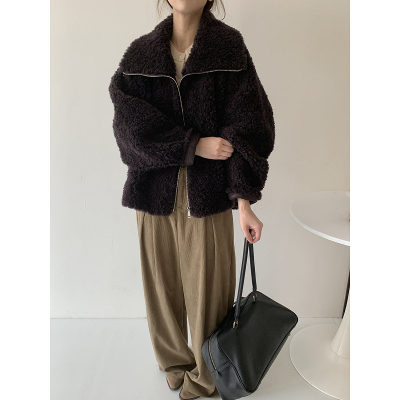 Ženski kaput od poliestera, podstavljeno flecom, dugi rukavi, četvrtasti ovratnik, gradski stil