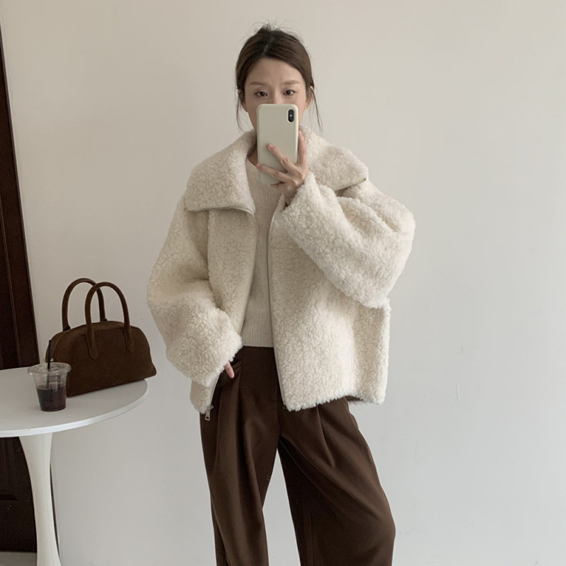Ženski kaput od poliestera, podstavljeno flecom, dugi rukavi, četvrtasti ovratnik, gradski stil
