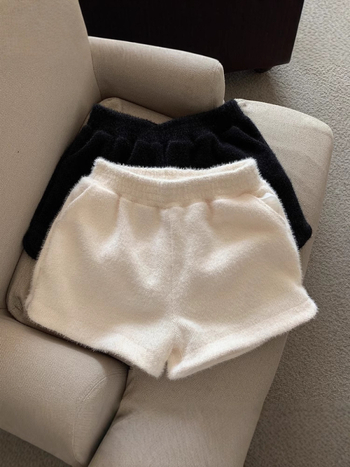 Poliesterinės Mink Velvet kelnės, aukštas juosmuo, platus kirpimas, 70-80% poliesterio sudėtis, pavasaris 2025