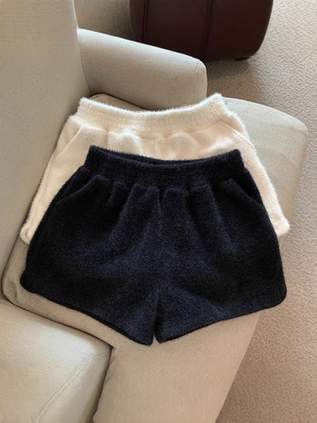 Poliesterinės Mink Velvet kelnės, aukštas juosmuo, platus kirpimas, 70-80% poliesterio sudėtis, pavasaris 2025