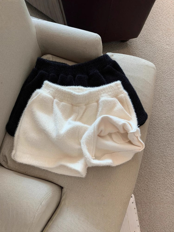 Poliesterinės Mink Velvet kelnės, aukštas juosmuo, platus kirpimas, 70-80% poliesterio sudėtis, pavasaris 2025