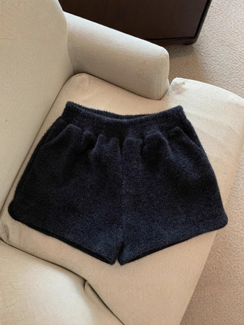 Poliesterinės Mink Velvet kelnės, aukštas juosmuo, platus kirpimas, 70-80% poliesterio sudėtis, pavasaris 2025