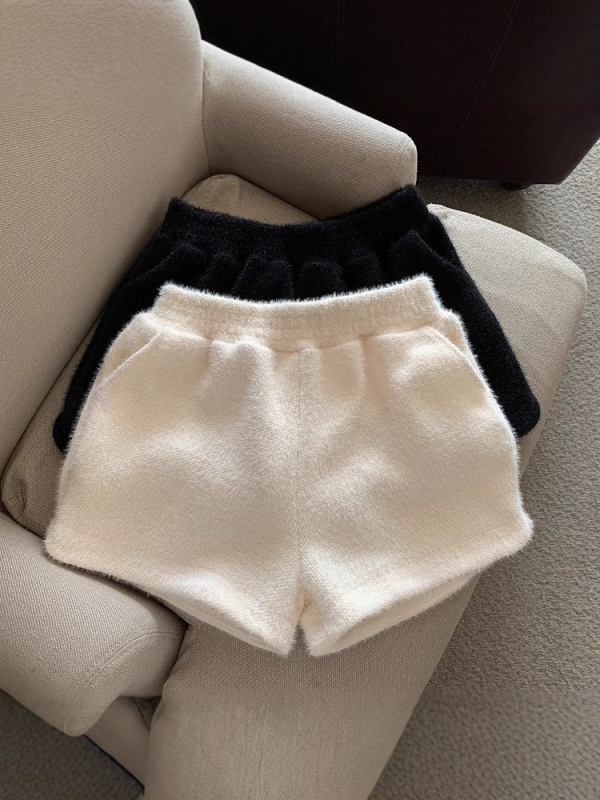 Poliesterinės Mink Velvet kelnės, aukštas juosmuo, platus kirpimas, 70-80% poliesterio sudėtis, pavasaris 2025