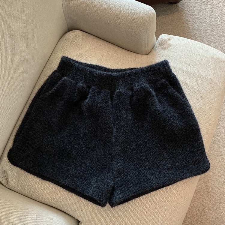 Poliesterinės Mink Velvet kelnės, aukštas juosmuo, platus kirpimas, 70-80% poliesterio sudėtis, pavasaris 2025