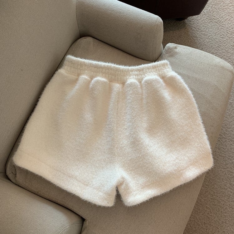 Poliesterinės Mink Velvet kelnės, aukštas juosmuo, platus kirpimas, 70-80% poliesterio sudėtis, pavasaris 2025