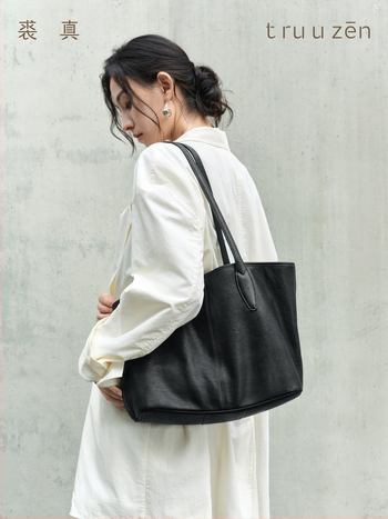 Naise jaoks sobiv Tote kott ehtsast nahast, taimekäsitletud lambanaha, horisontaalne ristkülikukujuline siluett, tõmblukk-kinnisus, sünteetiline vooder