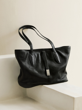 Naise jaoks sobiv Tote kott ehtsast nahast, taimekäsitletud lambanaha, horisontaalne ristkülikukujuline siluett, tõmblukk-kinnisus, sünteetiline vooder