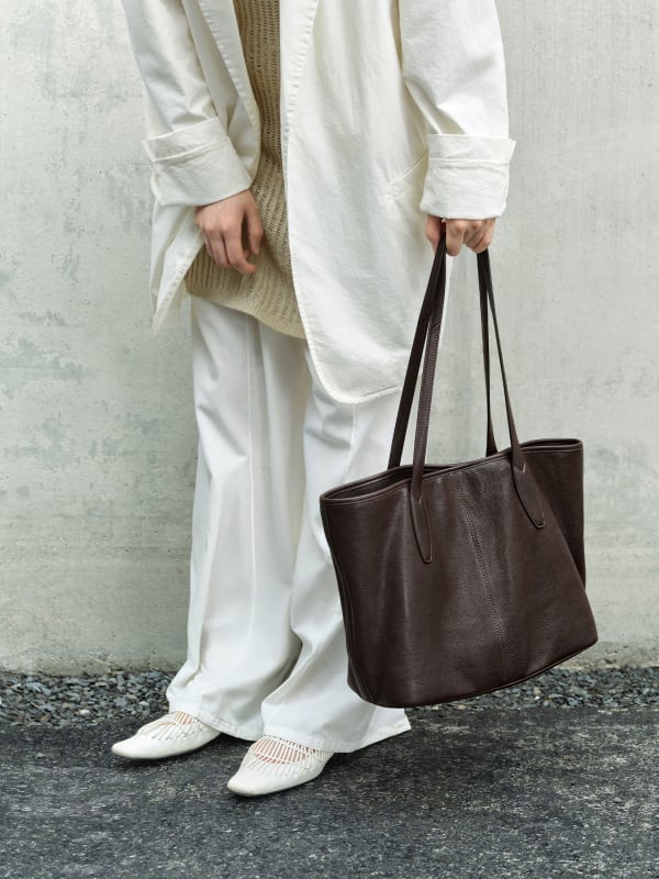 Naise jaoks sobiv Tote kott ehtsast nahast, taimekäsitletud lambanaha, horisontaalne ristkülikukujuline siluett, tõmblukk-kinnisus, sünteetiline vooder