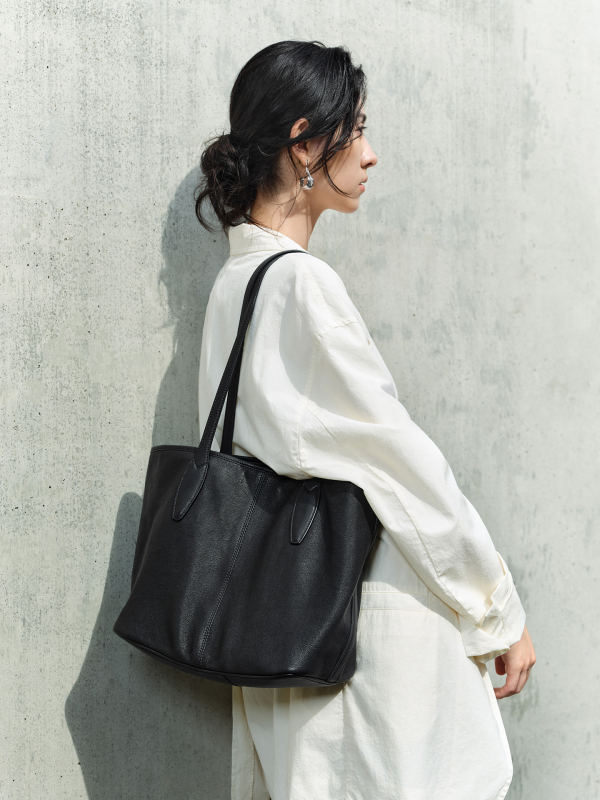 Naise jaoks sobiv Tote kott ehtsast nahast, taimekäsitletud lambanaha, horisontaalne ristkülikukujuline siluett, tõmblukk-kinnisus, sünteetiline vooder