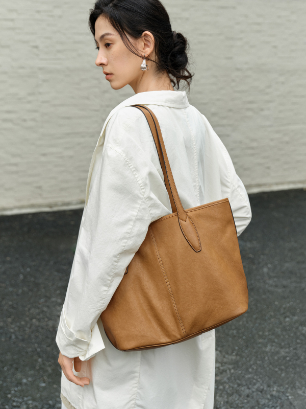 Naise jaoks sobiv Tote kott ehtsast nahast, taimekäsitletud lambanaha, horisontaalne ristkülikukujuline siluett, tõmblukk-kinnisus, sünteetiline vooder