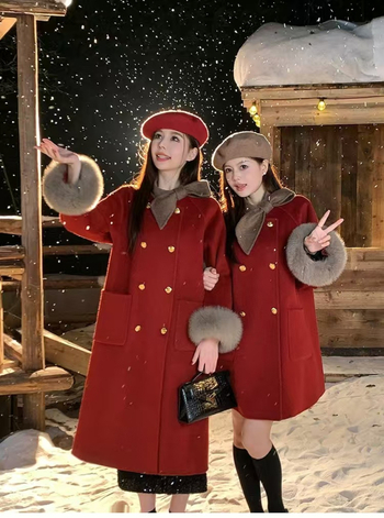 Palton din lână dublu fațetat pentru femei, detaliu fundă, guler înalt, croială lejeră, lungime medie, închidere cu trei nasturi.