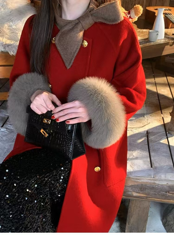 Palton din lână dublu fațetat pentru femei, detaliu fundă, guler înalt, croială lejeră, lungime medie, închidere cu trei nasturi.