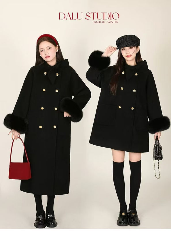 Palton din lână dublu fațetat pentru femei, detaliu fundă, guler înalt, croială lejeră, lungime medie, închidere cu trei nasturi.