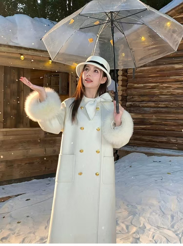 Palton din lână dublu fațetat pentru femei, detaliu fundă, guler înalt, croială lejeră, lungime medie, închidere cu trei nasturi.