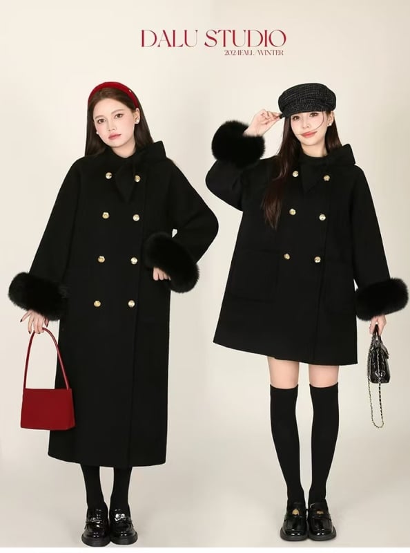 Palton din lână dublu fațetat pentru femei, detaliu fundă, guler înalt, croială lejeră, lungime medie, închidere cu trei nasturi.