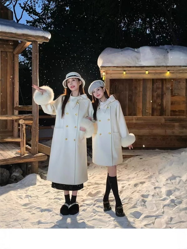 Palton din lână dublu fațetat pentru femei, detaliu fundă, guler înalt, croială lejeră, lungime medie, închidere cu trei nasturi.