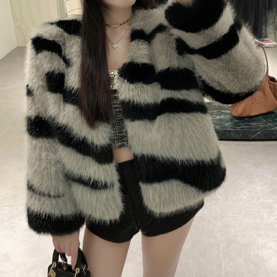 Palton feminin din blană artificială, imprimeu zebra, mâneci lungi, decolteu în V, lungime medie 50–65 cm