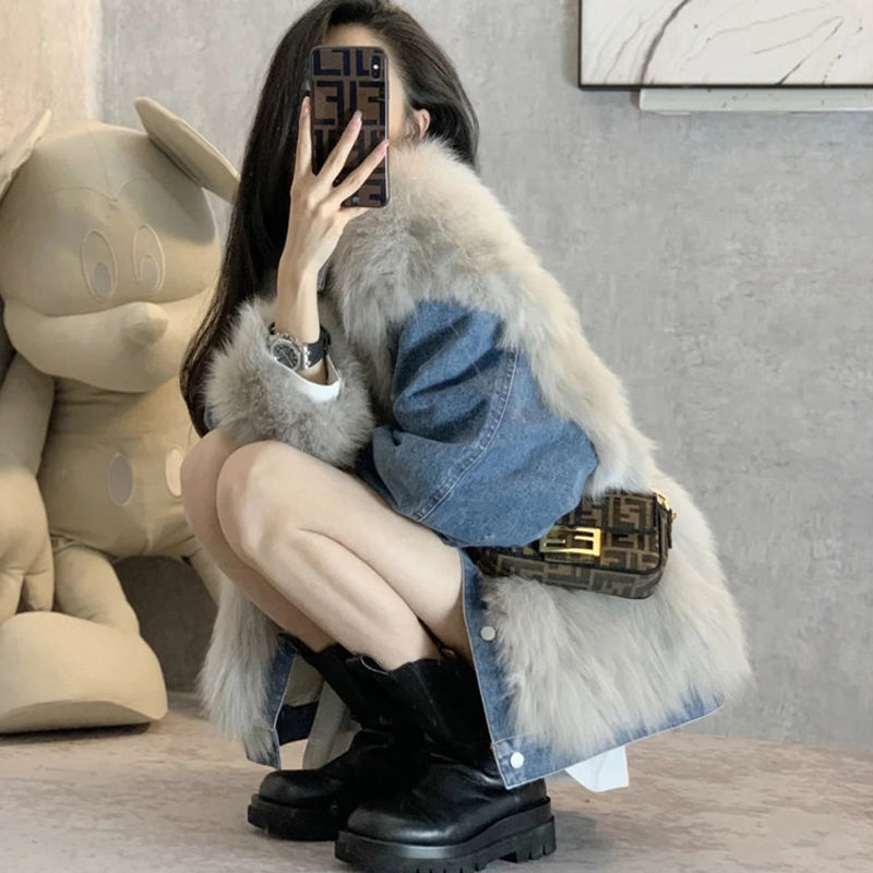 Srednje duga parka od umjetne lisice s krznom na ovratniku, chenille-spandex tkanina, rukavi u stilu princeze.