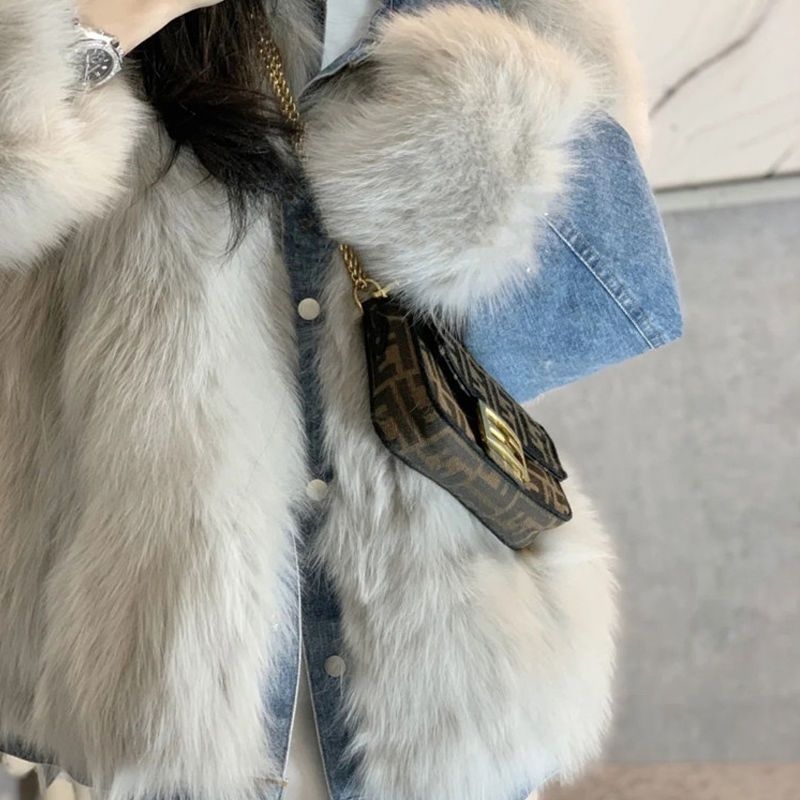 Srednje duga parka od umjetne lisice s krznom na ovratniku, chenille-spandex tkanina, rukavi u stilu princeze.