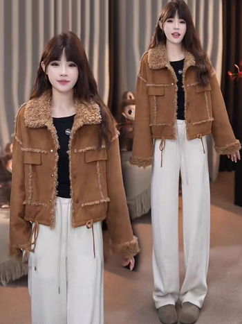 Geacă scurtă din velur plușat, cu rever din lână de miel — amestec poliester-elastan 30–50%, croială lejeră, guler polo, glugă, mâneci lungi, lungime 50–65 cm