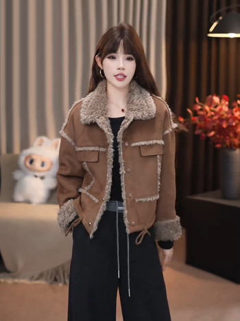 Geacă scurtă din velur plușat, cu rever din lână de miel — amestec poliester-elastan 30–50%, croială lejeră, guler polo, glugă, mâneci lungi, lungime 50–65 cm