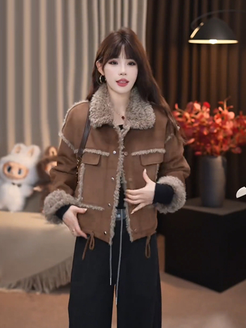 Geacă scurtă din velur plușat, cu rever din lână de miel — amestec poliester-elastan 30–50%, croială lejeră, guler polo, glugă, mâneci lungi, lungime 50–65 cm