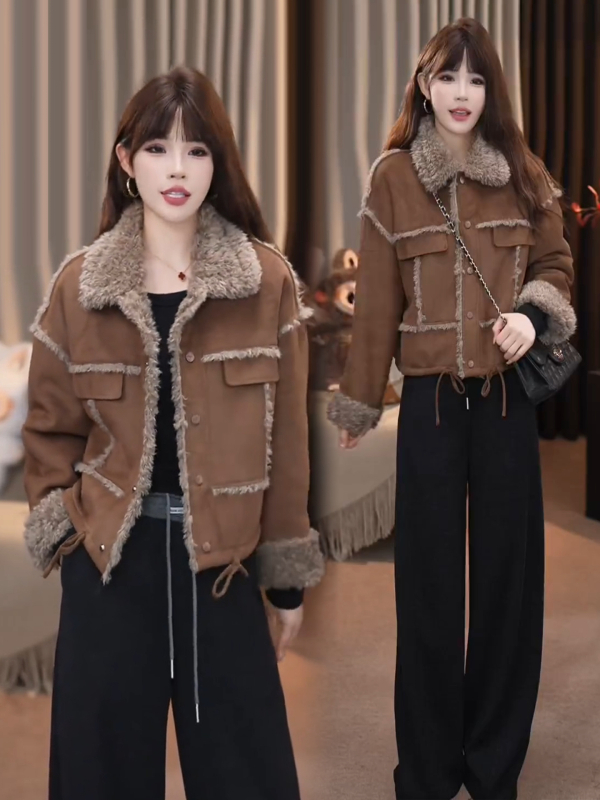 Geacă scurtă din velur plușat, cu rever din lână de miel — amestec poliester-elastan 30–50%, croială lejeră, guler polo, glugă, mâneci lungi, lungime 50–65 cm