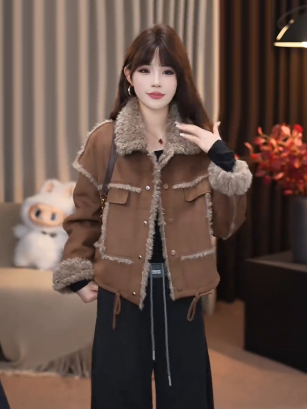 Geacă scurtă din velur plușat, cu rever din lână de miel — amestec poliester-elastan 30–50%, croială lejeră, guler polo, glugă, mâneci lungi, lungime 50–65 cm