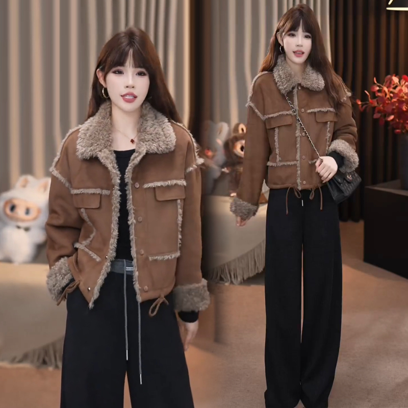 Geacă scurtă din velur plușat, cu rever din lână de miel — amestec poliester-elastan 30–50%, croială lejeră, guler polo, glugă, mâneci lungi, lungime 50–65 cm