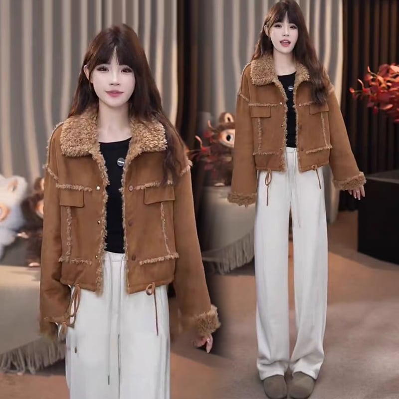 Geacă scurtă din velur plușat, cu rever din lână de miel — amestec poliester-elastan 30–50%, croială lejeră, guler polo, glugă, mâneci lungi, lungime 50–65 cm