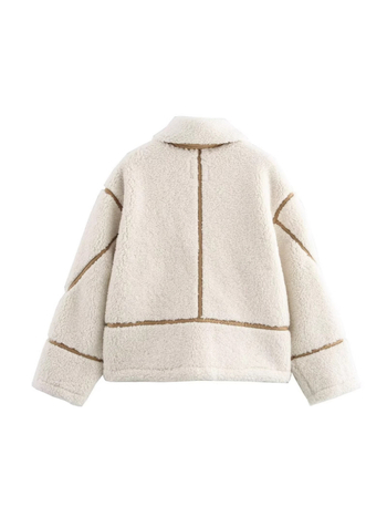Kaput s panelima umjetne ovčje kože i fleece obloge, prednji zatvarač, dugi rukavi, srednja debljina, duljina 50–65 cm, mješavina poliestera 50–70% i 30–50%