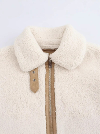 Kaput s panelima umjetne ovčje kože i fleece obloge, prednji zatvarač, dugi rukavi, srednja debljina, duljina 50–65 cm, mješavina poliestera 50–70% i 30–50%