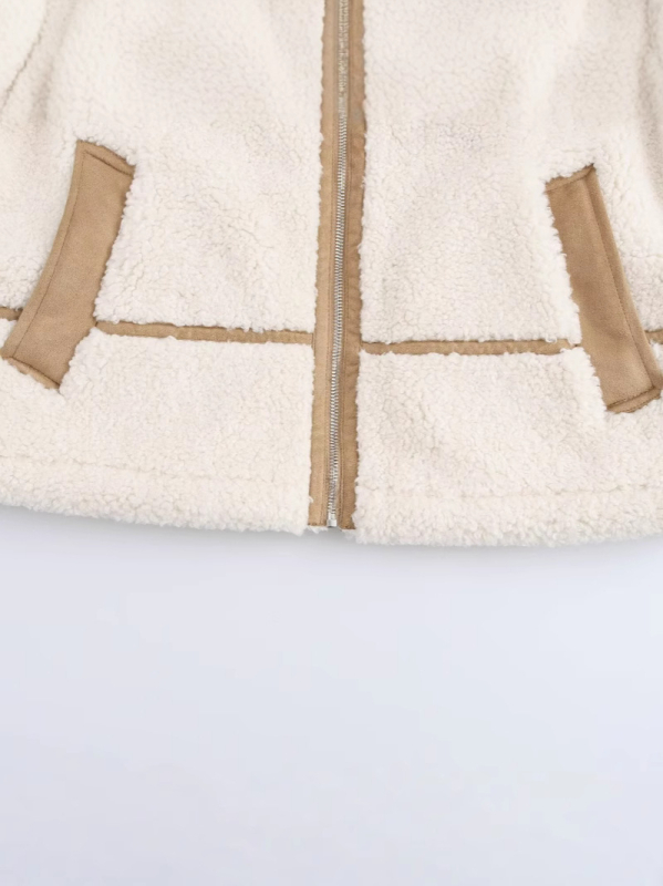 Kaput s panelima umjetne ovčje kože i fleece obloge, prednji zatvarač, dugi rukavi, srednja debljina, duljina 50–65 cm, mješavina poliestera 50–70% i 30–50%