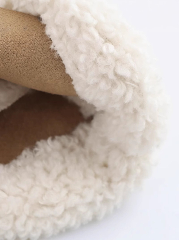Kaput s panelima umjetne ovčje kože i fleece obloge, prednji zatvarač, dugi rukavi, srednja debljina, duljina 50–65 cm, mješavina poliestera 50–70% i 30–50%