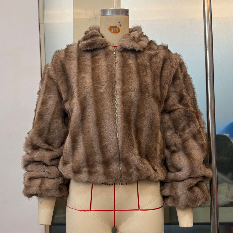 Palton damă din blană artificială, poliester gros, croială lejeră, guler rever, fermoar, design colaj