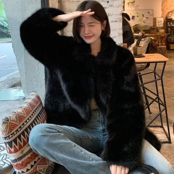 Palton damă din blană artificială, lungime medie, guler înalt din blană de vulpe, croială lejeră