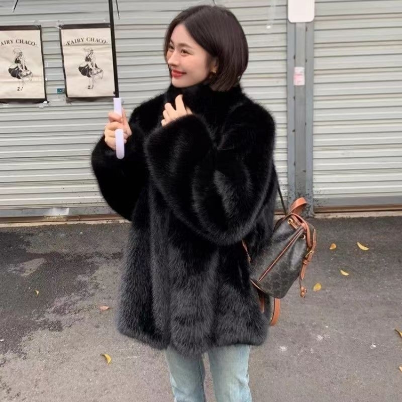 Palton damă din blană artificială, lungime medie, guler înalt din blană de vulpe, croială lejeră